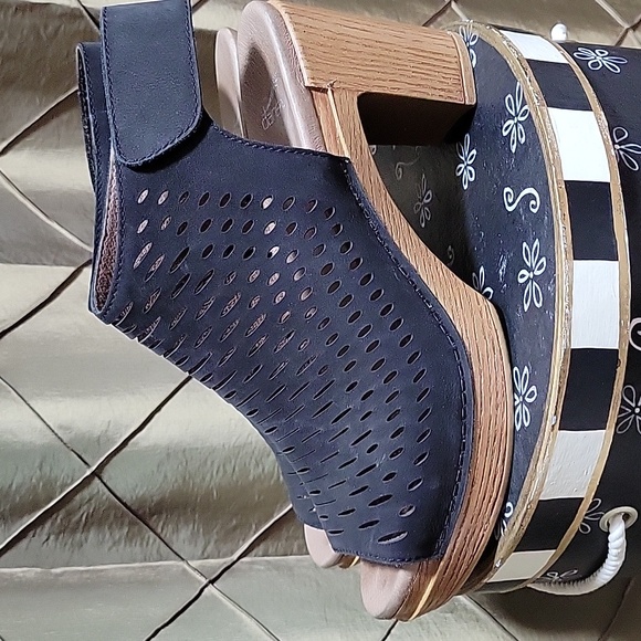 EUC- Dansko ‘Danae’ Nubuck Leather Platform Sandal - Picture 4 of 11